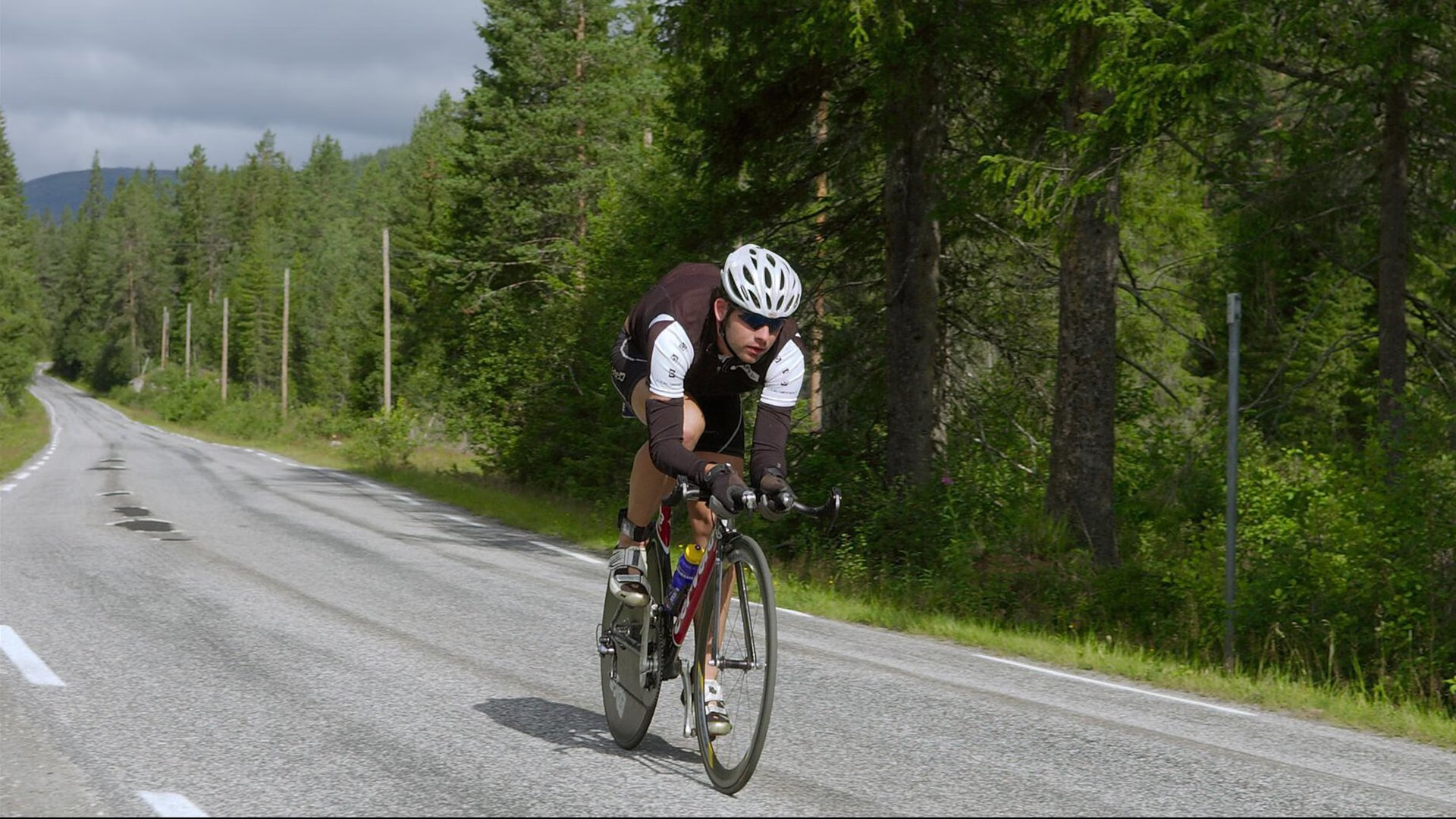 特色篮球赛事助力城市夜经济,带动夜间消费热潮,篮球场夜景